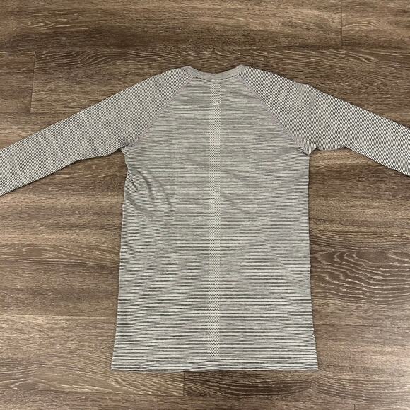 EUC Lululemon Swiftly Tech Long Sleeve 2.0 Tetra Stripe Asphalt Grey /Violet US8 - Picture 15 of 16